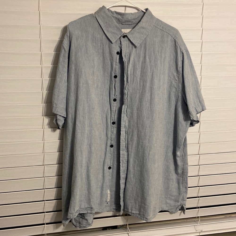 Men’s button-down tee